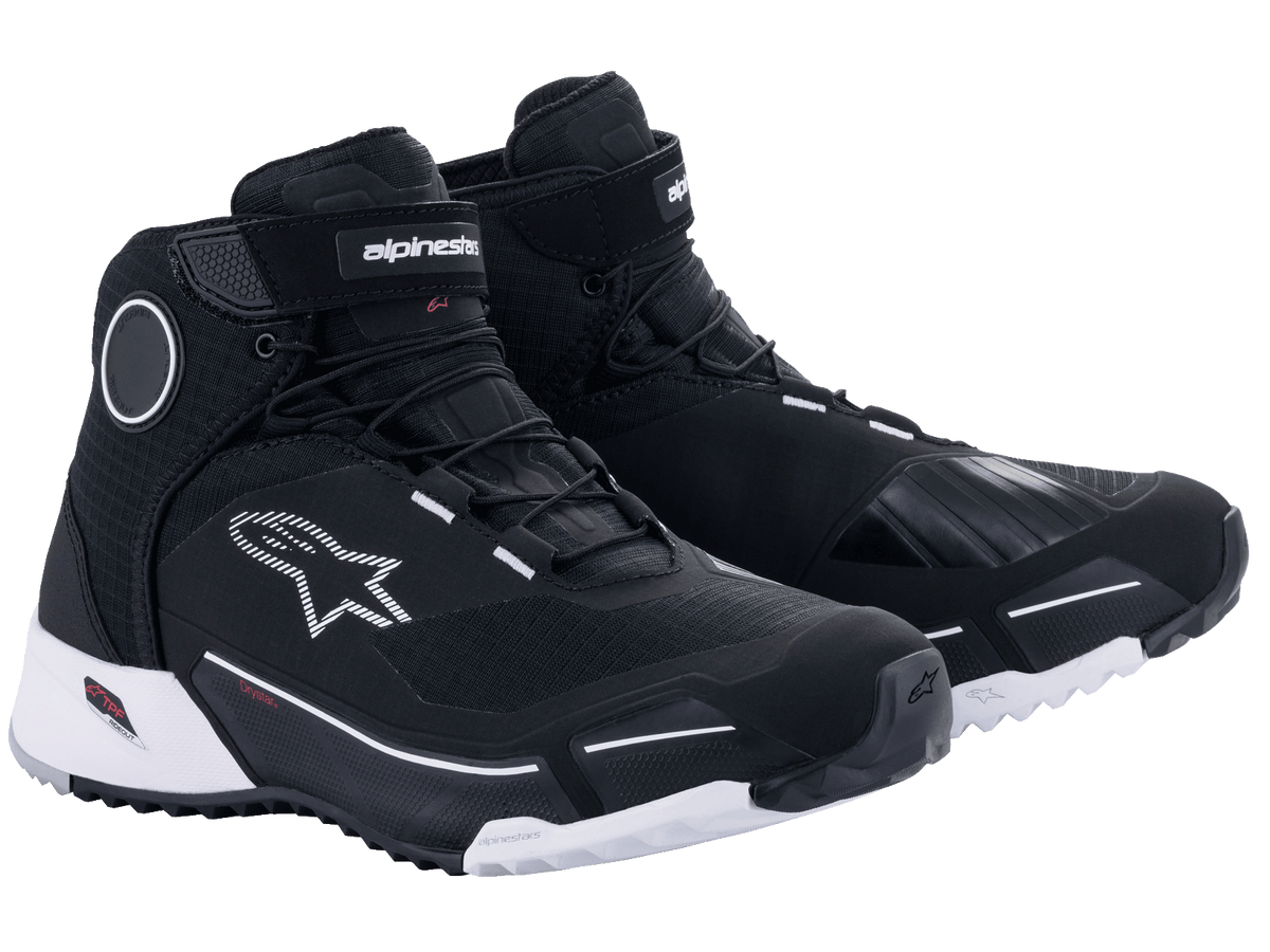 Alpinestars CR-X Drystar Riding Shoes, scarpe da moto impermeabili in nero e bianco, stile atletico con suola bianca, tomaia in tessuto nero con accenti del logo bianchi e dischi protettivi sulla caviglia