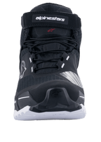 Scarpe da moto Alpinestars CR-X Drystar®, scarpe da moto, nero e bianco, vista frontale con lacci e cinturino superiore marchiato Alpinestars, suola bianca con grip robusto, design ispirato alle scarpe da corsa per guida su strada e adventure.