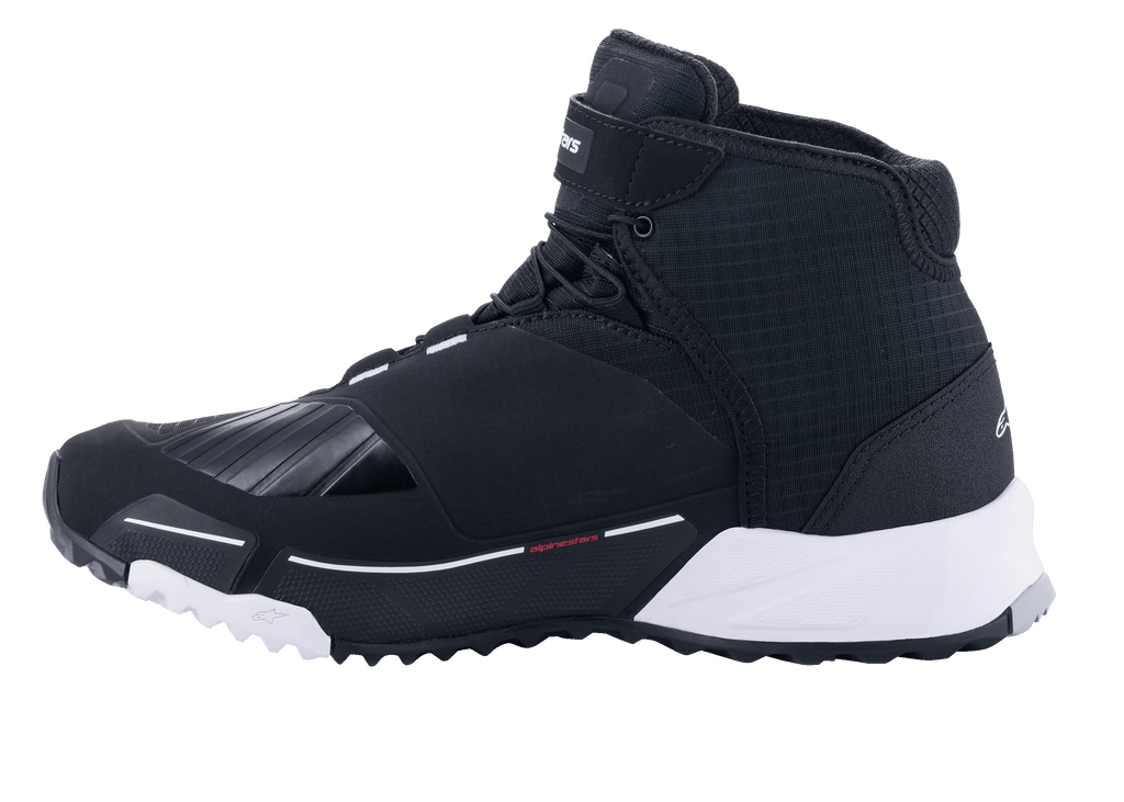 Alpinestars CR-X Drystar® Riding Shoes, scarpe da moto, nero e bianco, profilo laterale con design ispirato alle scarpe da running, tomaia in tessuto impermeabile, intersuola in EVA bianca e zona del cambio rinforzata sulla punta.