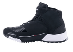 Alpinestars CR-X Drystar® Riding Shoes, scarpe da moto, nero e bianco, profilo laterale con design ispirato alle scarpe da running, tomaia in tessuto impermeabile, intersuola in EVA bianca e zona del cambio rinforzata sulla punta.