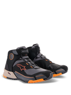 Scarpe da moto Alpinestars CR-X Drystar®, nero, marrone chiaro e arancione, calzature da moto con design da scarpa da running, dotate di loghi e accenti arancioni sulla suola, dettaglio del tallone marrone chiaro e pannelli grigio scuro, scarpe sportive per tutte le condizioni atmosferiche.