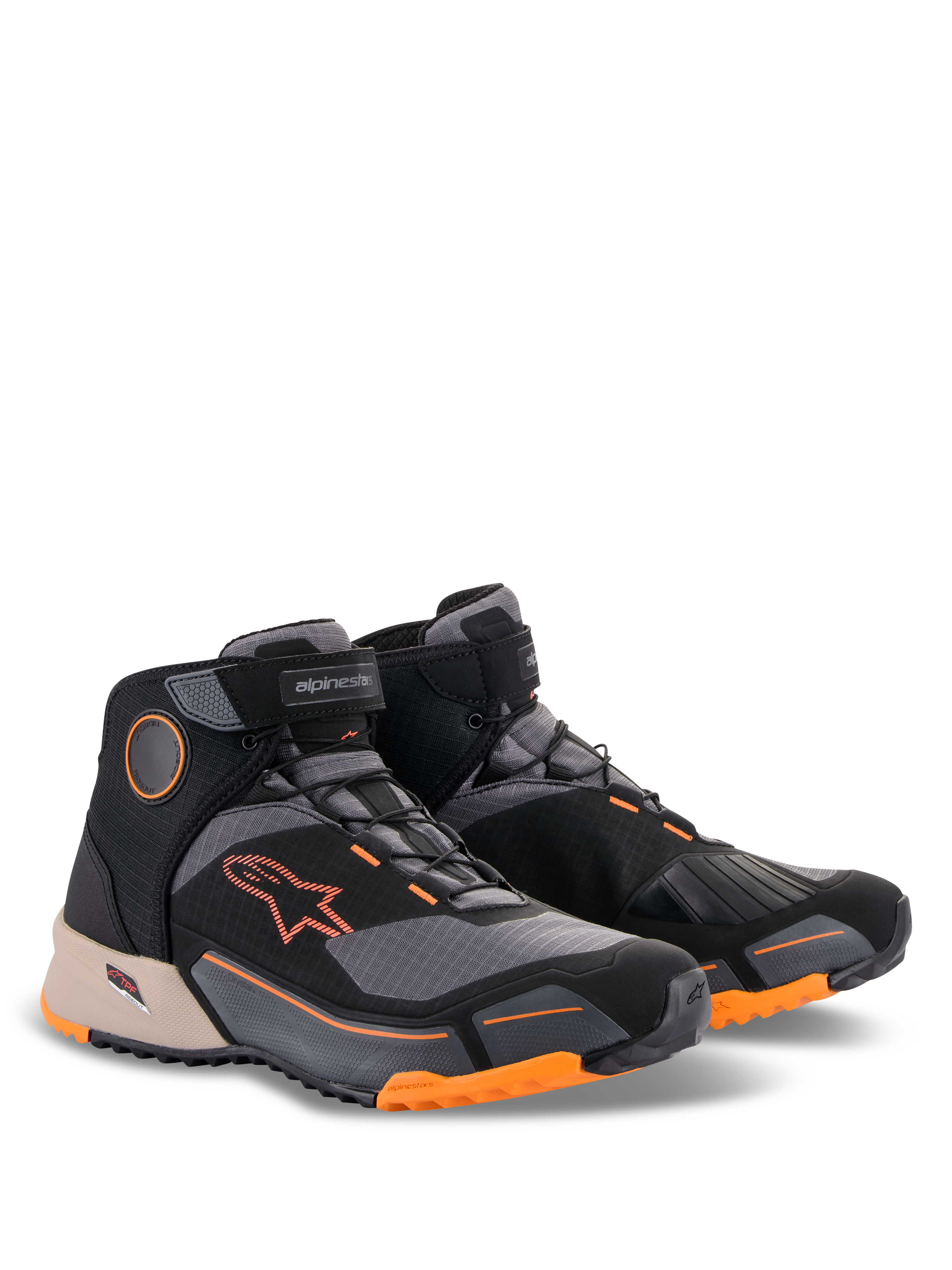 Scarpe da moto Alpinestars CR-X Drystar®, nero, marrone chiaro e arancione, calzature da moto con design da scarpa da running, dotate di loghi e accenti arancioni sulla suola, dettaglio del tallone marrone chiaro e pannelli grigio scuro, scarpe sportive per tutte le condizioni atmosferiche.
