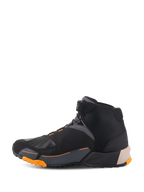 Scarpe da moto Alpinestars CR-X Drystar® in Nero, Marrone Chiaro e Arancione, vista di profilo, design ispirato alle scarpe da running con robusta suola arancione, calzature da moto impermeabili e traspiranti per guida urbana e su strada.