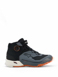 Scarpe da moto Alpinestars CR-X Drystar, scarpe da guida per motocicletta, nero, grigio scuro e ruggine, caratterizzate da un design a profilo alto con cinturino in velcro sulla caviglia, membrana impermeabile Drystar, intersuola bianca e suola robusta arancione brillante