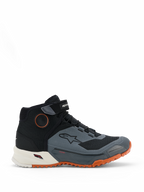 Scarpe da moto Alpinestars CR-X Drystar, scarpe da guida per motocicletta, nero, grigio scuro e ruggine, caratterizzate da un design a profilo alto con cinturino in velcro sulla caviglia, membrana impermeabile Drystar, intersuola bianca e suola robusta arancione brillante