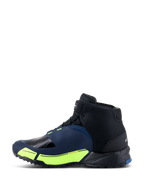 Scarpe da moto Alpinestars CR-X Drystar®, scarpe da guida motociclistica, nero, blu scuro e giallo fluo, profilo laterale con silhouette da scarpa da running, membrana Drystar impermeabile, dettagli giallo fluo nell'intersuola e punta e tallone rinforzati per la protezione.
