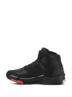 Alpinestars CR-X Drystar® Riding Shoes, nero mimetico rosso, calzature da moto impermeabili, vista di profilo, tomaia in tessuto nero con inserti mimetici scuri, accenti rossi sulla suola esterna e design atletico ispirato alle scarpe da running
