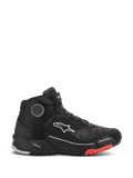 Alpinestars CR-X Drystar Riding Shoes, calzature da moto impermeabili in Black Camo Red, vista laterale con tomaia testurizzata mimetica, logo Alpinestars bianco, cinturino alla caviglia e suola nera zigrinata con dettagli rossi sulla punta.
