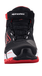 Alpinestars MM93 CR-X Drystar® Riding Shoes, scarpe da moto, nero rosso e bianco, vista frontale con sistema di allacciatura e cinturino in Velcro con logo, suola rossa e logo MM93 sul lato, calzatura protettiva sportiva