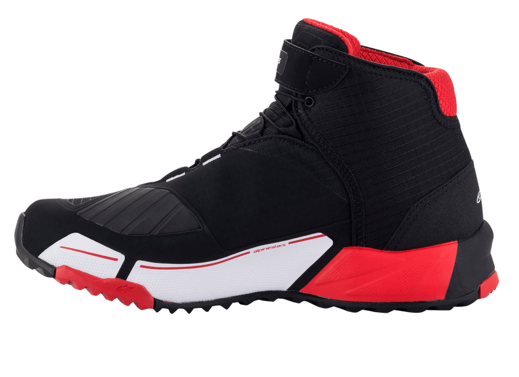 Alpinestars MM93 CR-X Drystar® Riding Shoes, scarpe da moto, nero, rosso e bianco, vista laterale con tomaia in tessuto nero, fodera interna rossa e intersuola bianca con accenti rossi, protezione per il cambio marcia, design sportivo ispirato alle scarpe da corsa