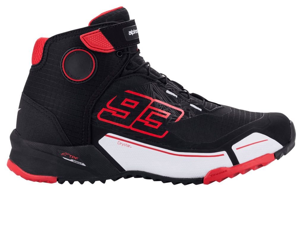 Alpinestars MM93 CR-X Drystar® Riding Shoe, scarpa da moto, nero, rosso e bianco, vista laterale con logo Marc Marquez '93' rosso, intersuola bianca e dettagli rossi sulla suola, design sportivo ispirato alle sneaker