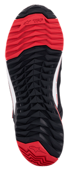 Alpinestars MM93 CR-X Drystar® Riding Shoes, vista della suola, nero e rosso, con configurazione asimmetrica dei tacchetti per l'aderenza, mescola di gomma resistente all'olio e marchio Alpinestars sul tallone.