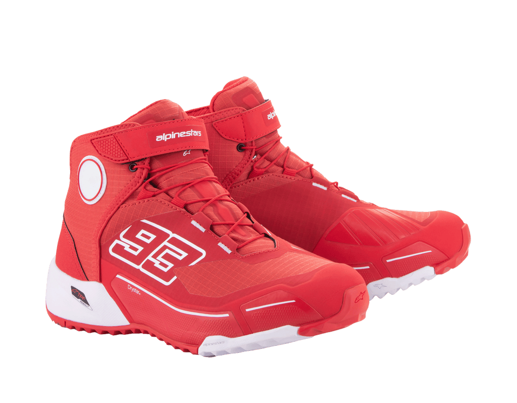 Scarpe da moto Alpinestars MM93 CR-X Drystar®, rosso acceso e bianco, vista laterale, grafica '93' sul lato, logo Alpinestars sul cinturino, suola tecnica bianca, silhouette ispirata alle scarpe da running per l'uso in moto