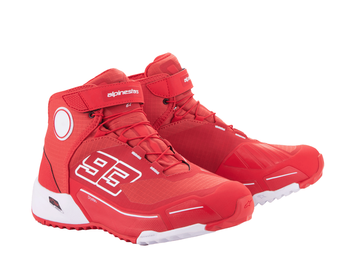 Scarpe da moto Alpinestars MM93 CR-X Drystar®, rosso acceso e bianco, vista laterale, grafica '93' sul lato, logo Alpinestars sul cinturino, suola tecnica bianca, silhouette ispirata alle scarpe da running per l'uso in moto