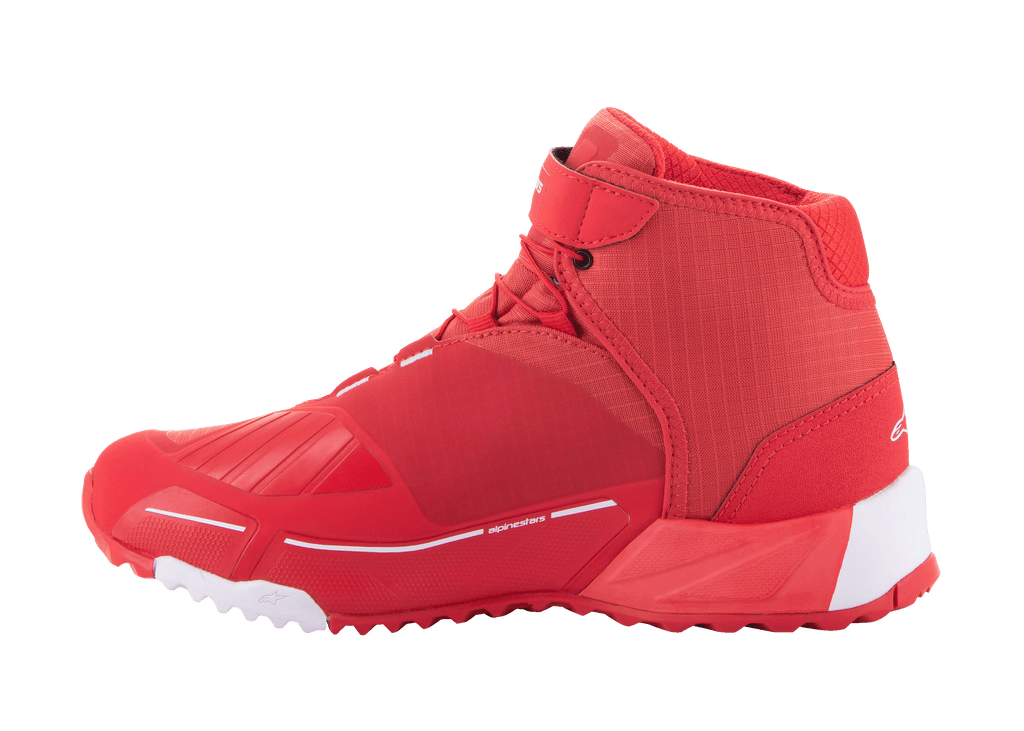 Alpinestars MM93 CR-X Drystar Riding Shoes, scarpe da moto, rosso vivace e bianco, vista laterale del profilo, design sportivo ed elegante con protezione per il cambio rinforzata, accenti bianchi su tallone e punta su suola rossa, calzature per guida urbana