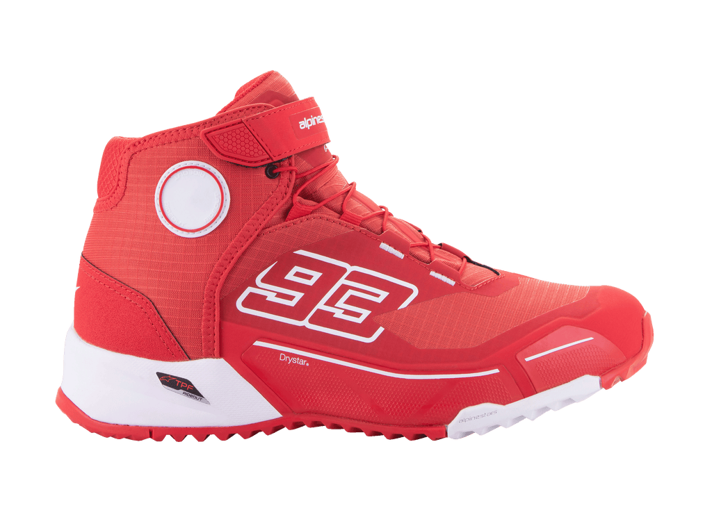 Alpinestars MM93 CR-X Drystar scarpe da moto, calzature urbane da motociclismo, rosso vivace e bianco, design alto con il numero 93 di Marc Márquez, tecnologia impermeabile Drystar, tomaia in tessuto testurizzato con intersuola in EVA bianca e suola in gomma rossa, chiusura con cinturino in velcro e lacci