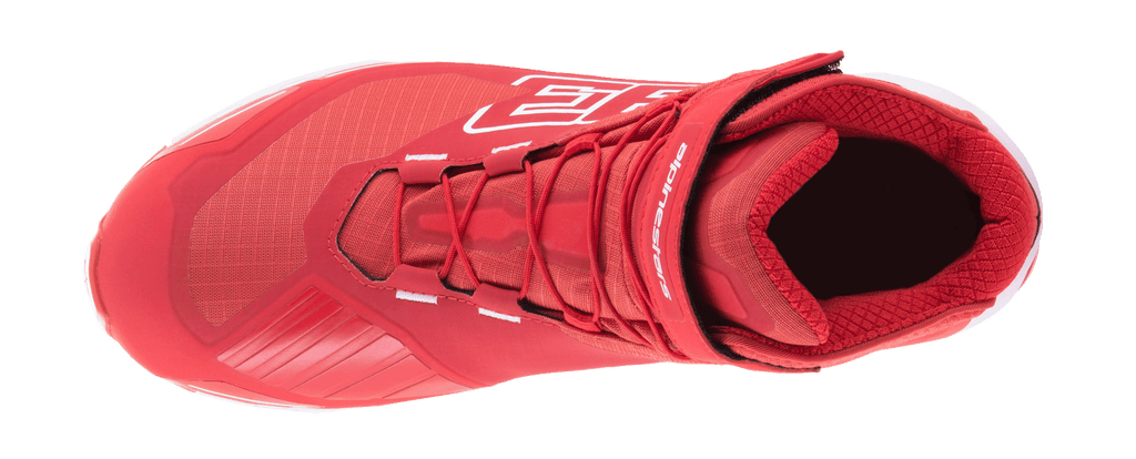 Alpinestars MM93 CR-X Drystar Riding Shoe, rosso acceso e bianco, vista dall'alto con sistema di allacciatura e cinturino regolabile sulla caviglia, con grande grafica 93 e logo Alpinestars, calzatura da moto impermeabile con design ispirato alle scarpe da corsa