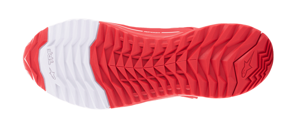 Alpinestars MM93 CR-X Drystar® Riding Shoes, vista della suola, rosso vivace e bianco, configurazione asimmetrica dei tacchetti per il grip, sezione del tallone bianca con logo a stella Alpinestars, doppia mescola in gomma resistente all'olio per stabilità e comfort nella camminata