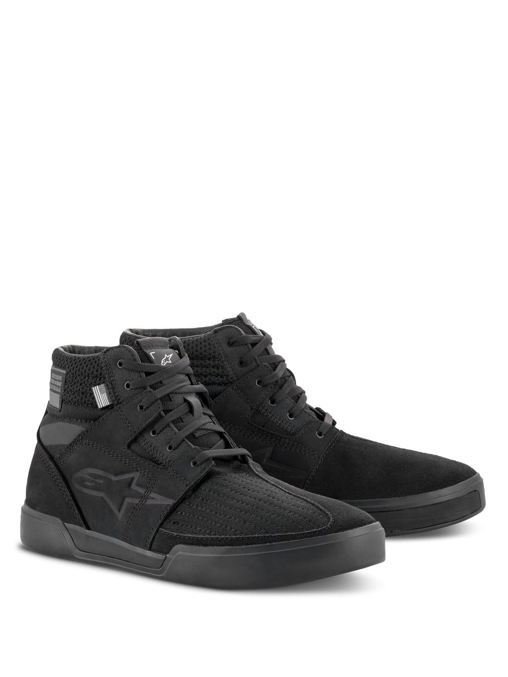 Alpinestars Primer Riding Shoes, nero, calzature da moto alte, design urbano casual con costruzione mista in tessuto e pelle scamosciata, con logo Astars tono su tono sul lato, progettate per protezione e comfort fuori dalla moto