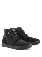 Alpinestars Primer Riding Shoes, nero, calzature da moto alte, design urbano casual con costruzione mista in tessuto e pelle scamosciata, con logo Astars tono su tono sul lato, progettate per protezione e comfort fuori dalla moto