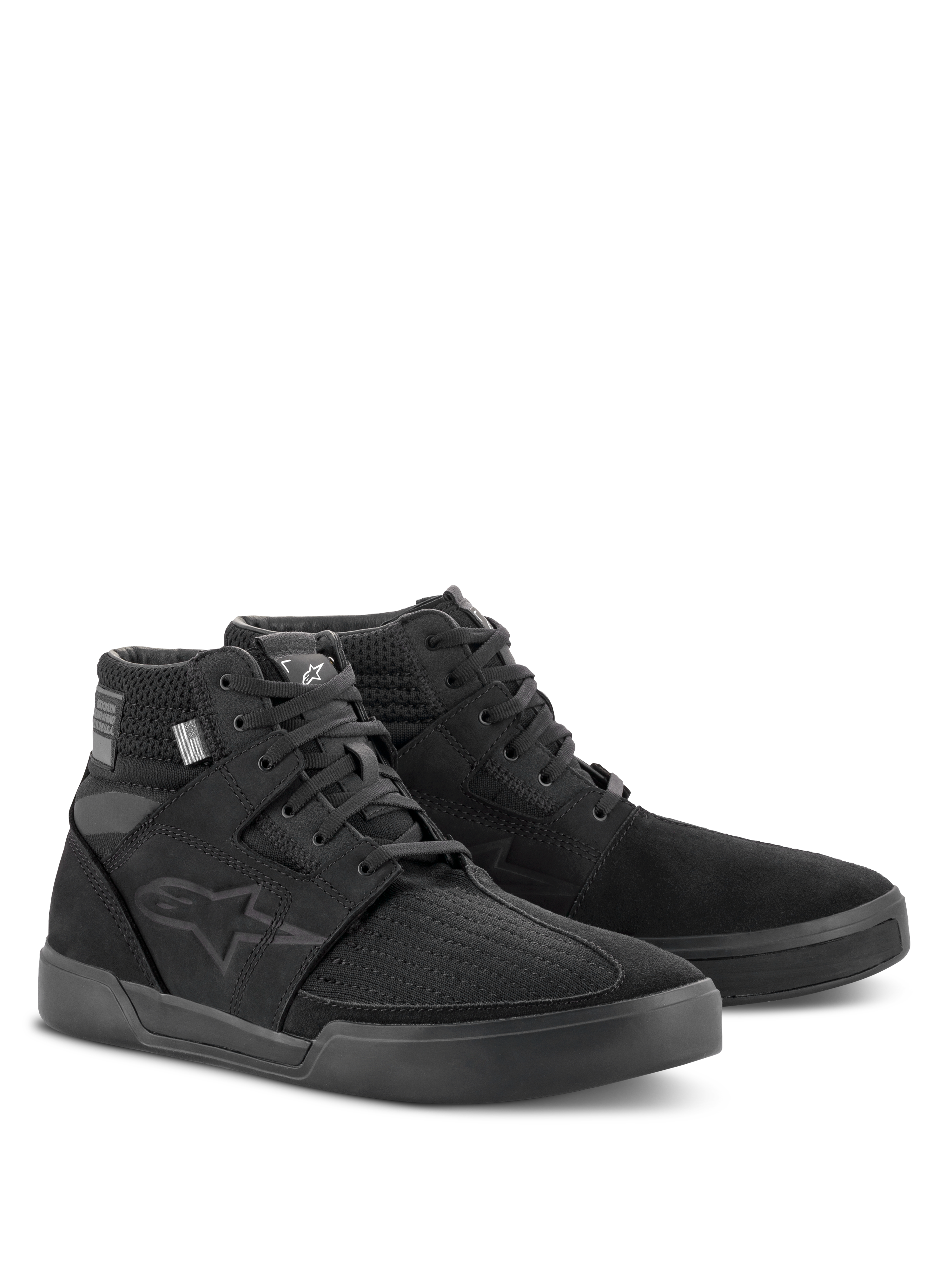 Alpinestars Primer Riding Shoes, nero, calzature da moto alte, design urbano casual con costruzione mista in tessuto e pelle scamosciata, con logo Astars tono su tono sul lato, progettate per protezione e comfort fuori dalla moto
