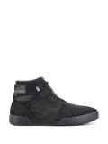 Alpinestars Primer Riding Shoes, sneaker da moto nere, calzature da guida urbana alte, vista laterale, tomaia in mesh testurizzato, suola in gomma spessa, design sportivo moderno con logo a stella discreto