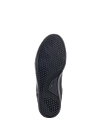 Alpinestars Primer Riding Shoes, vista della suola, nero, con suola in doppia mescola di gomma resistente agli oli, configurazione asimmetrica dei tacchetti per grip e alta resistenza all'abrasione, marchio TPF visibile lateralmente