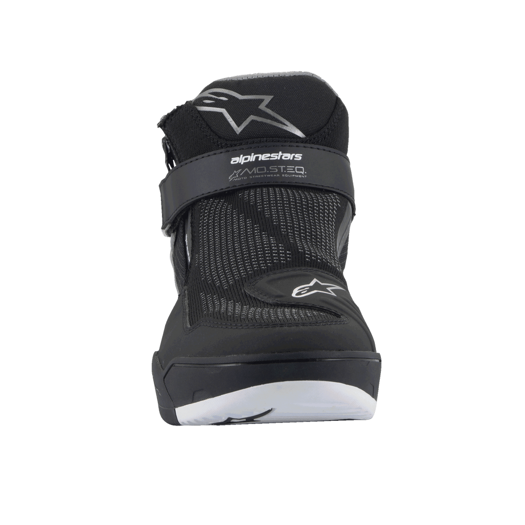 Scarpe Alpinestars Speedflight Street, Nero Gun Metal, vista frontale con tomaia in mesh, cinturino alla caviglia a strappo con marchio MO.ST.EQ. e loghi a stella, scarpe da moto urbane contemporanee