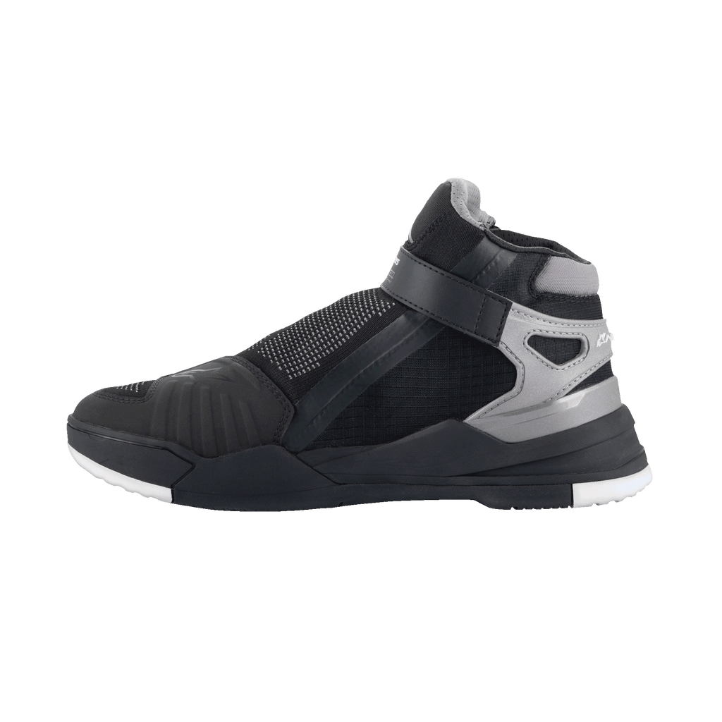 Scarpe Alpinestars Speedflight Street, scarpe da moto urbane, nero e gun metal, vista laterale di profilo con tomaia in mesh, rinforzi in TPU e chiusura laterale con cinturino, design sportivo ispirato alle sneaker