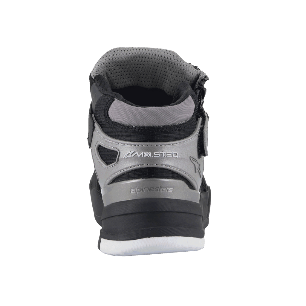Scarpe Alpinestars Speedflight Street, Black Gun Metal, vista posteriore della scarpa da moto urbana, con logo MO.ST.EQ sul tallone, pannelli in mesh e materiale sintetico grigi e neri, suola testurizzata resistente