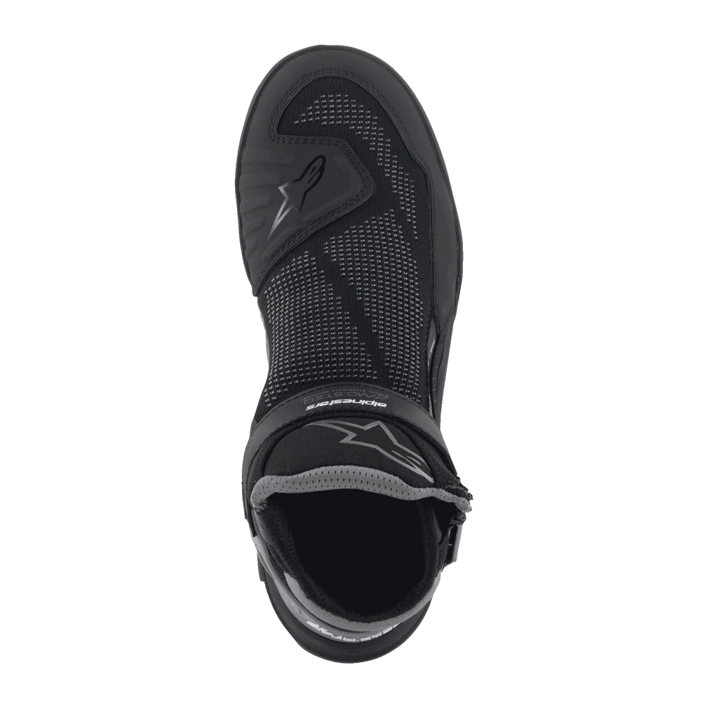 Alpinestars Speedflight Street Shoes, scarpe da moto urbane, nero gun metal, vista dall'alto di una singola scarpa con tomaia in mesh, rinforzi in TPU e cinturino a strappo