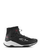Scarpe Alpinestars Speedforce XR, sneaker da moto alte nere e bianche, calzature per guida urbana, profilo laterale con tomaia in tessuto mesh, logo laterale bianco, spessa intersuola bianca con marchio Alpinestars e scritta rossa Urban Series sul tallone