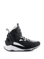 Scarpe Alpinestars Speedstreet, sneaker alte da moto, nero e bianco, vista laterale con ampio cinturino alla caviglia a strappo, intersuola bianca spessa con loghi Alpinestars e TPF e suola in gomma robusta per la guida urbana.