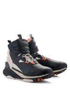 Alpinestars Speedstreet Shoes, scarpe da moto urbane, Nero Almond Hot Orange, design high-top di ispirazione streetwear con tomaia in microfibra, ampio cinturino alla caviglia con chiusura a strappo, lacci e suola spessa bianco sporco con dettagli grip arancioni.