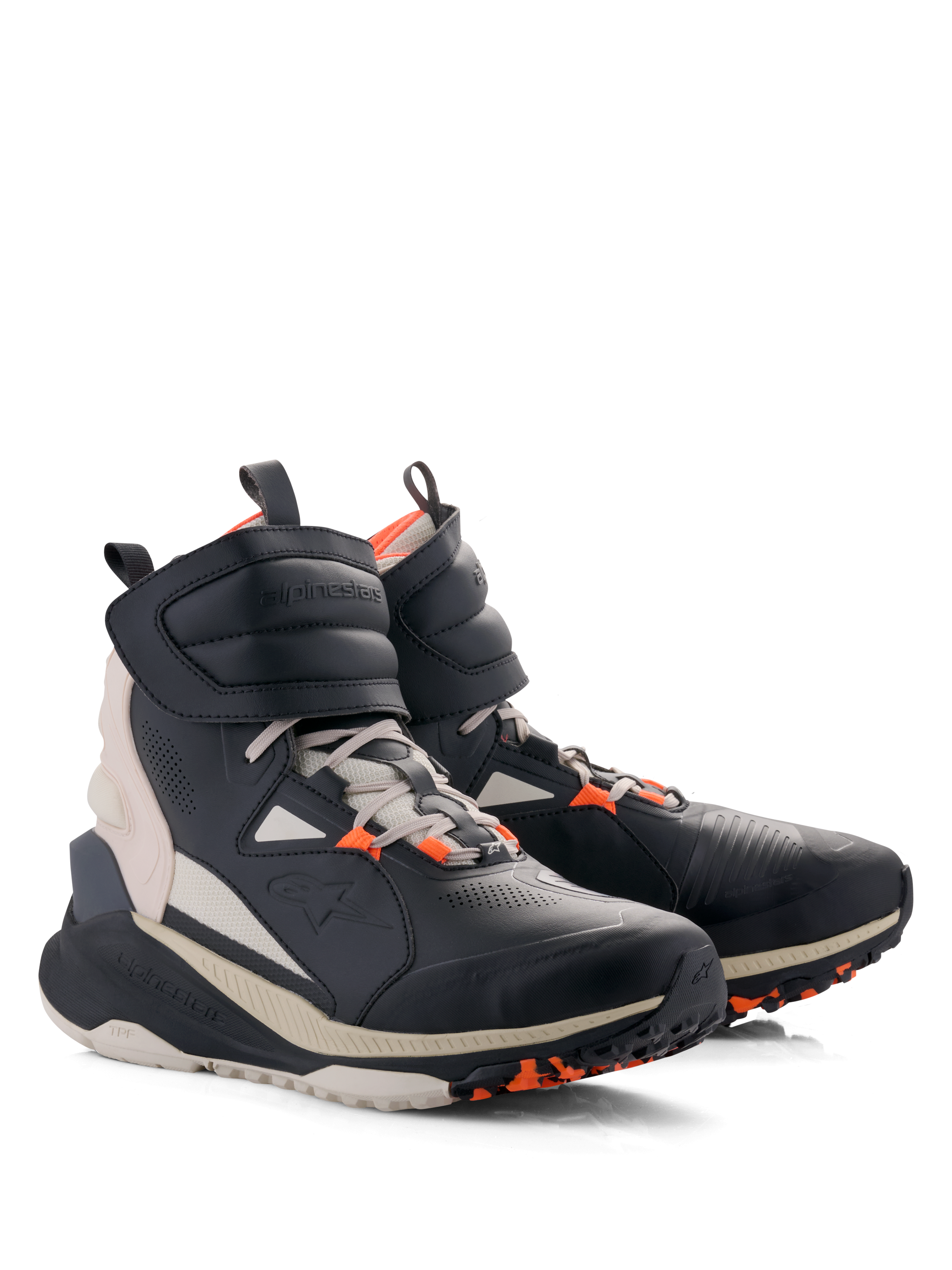 Alpinestars Speedstreet Shoes, scarpe da moto urbane, Nero Almond Hot Orange, design high-top di ispirazione streetwear con tomaia in microfibra, ampio cinturino alla caviglia con chiusura a strappo, lacci e suola spessa bianco sporco con dettagli grip arancioni.