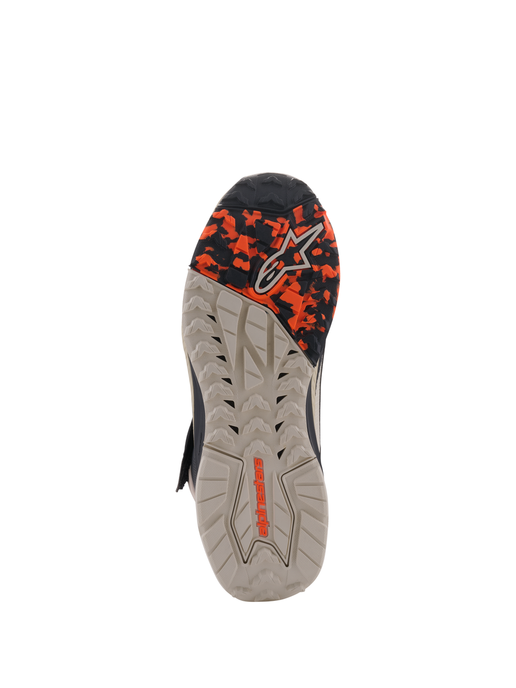 Scarpe Alpinestars Speedstreet, vista della suola, Black Almond Hot Orange, con suola in gomma multi-texture resistente all'olio, avampiede con motivo mimetico e logo Alpinestars in rilievo, progettate per aderenza e stabilità.