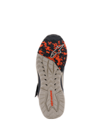 Scarpe Alpinestars Speedstreet, vista della suola, Black Almond Hot Orange, con suola in gomma multi-texture resistente all'olio, avampiede con motivo mimetico e logo Alpinestars in rilievo, progettate per aderenza e stabilità.