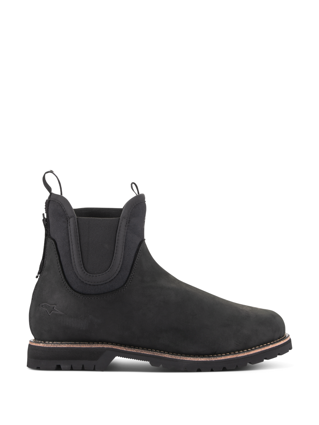 Alpinestars Turnstone Shoes in nero, stivaletti da moto stile Chelsea, pelle bovina opaca con pannelli laterali elastici, spessa suola carrarmato con dettaglio guardolo marrone, doppi tiranti, calzatura protettiva per guida urbana