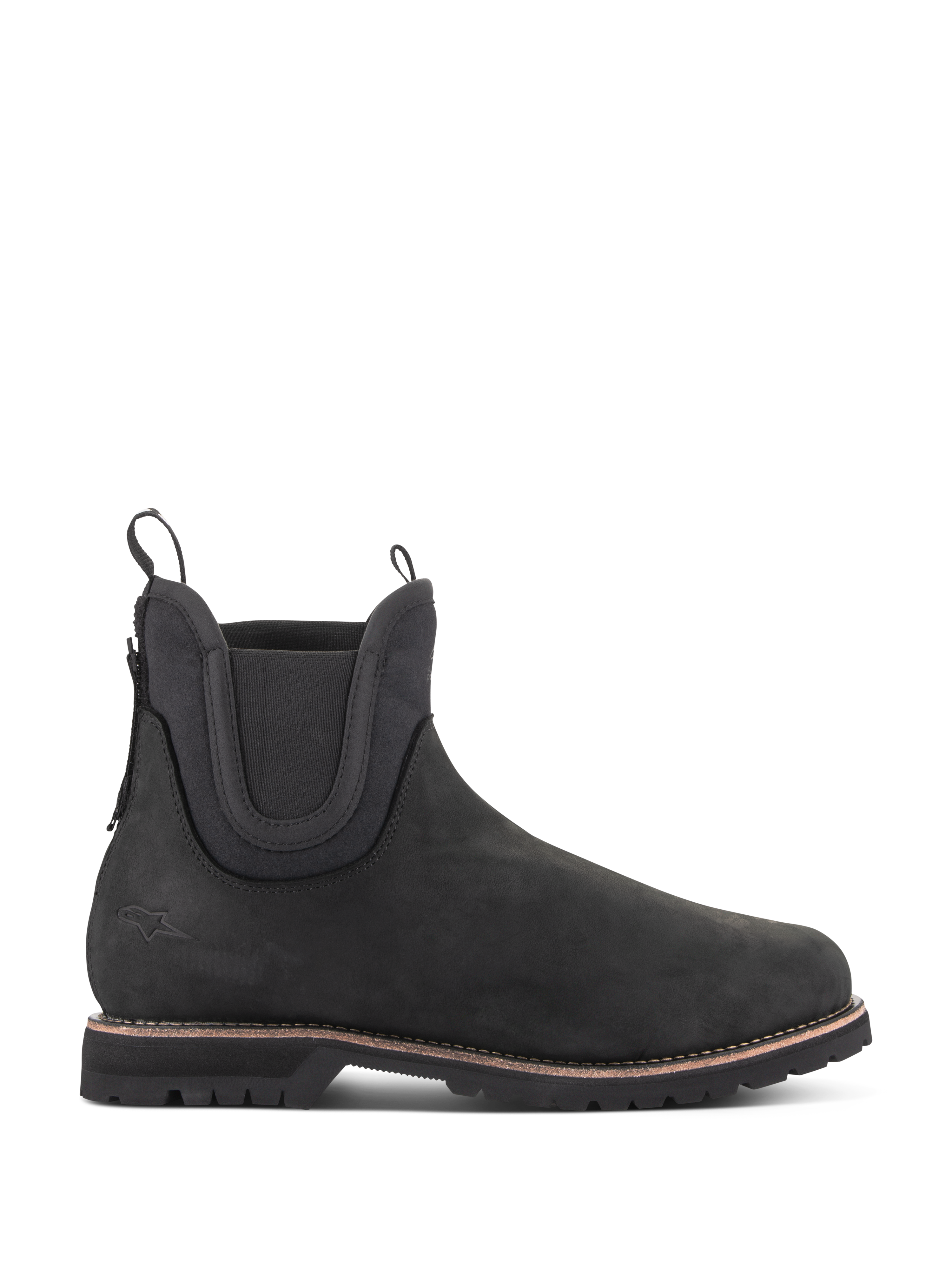 Alpinestars Turnstone Shoes in nero, stivaletti da moto stile Chelsea, pelle bovina opaca con pannelli laterali elastici, spessa suola carrarmato con dettaglio guardolo marrone, doppi tiranti, calzatura protettiva per guida urbana