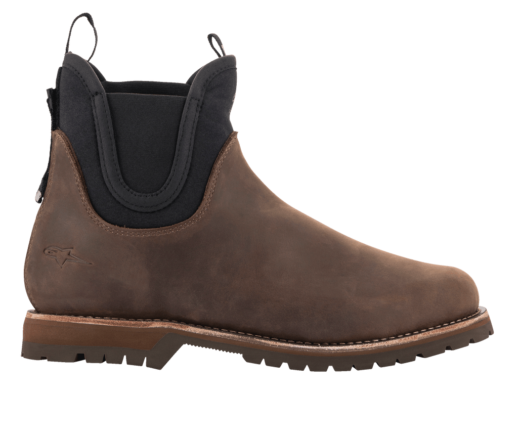Alpinestars Turnstone Shoes, stivali Chelsea in pelle marrone cioccolato, calzature da moto urban, pannelli laterali elastici neri, suola robusta con battistrada, silhouette classica