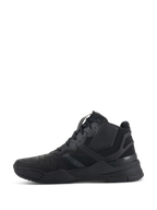 Scarpe Alpinestars Speedflight, Nero Nero, profilo laterale di scarpe da moto performanti, design ispirato alle sneaker mid-top con tomaia in ripstop e pannelli di rinforzo senza cuciture, silhouette sportiva resistente completamente nera