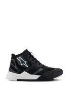 Scarpe Alpinestars Speedflight, scarpe da moto a profilo alto, nero e bianco, con tomaia in ripstop e rinforzi senza cuciture, logo a stella bianco sul lato, suola a doppia densità con intersuola bianca spessa e dettagli neri, design moderno ispirato alle sneaker per il motociclismo urbano