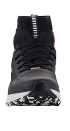 Scarpe Alpinestars Speedforce, scarpe da moto, nero, bianco e rosso, vista frontale con silhouette da scarpa da corsa, tomaia MATRYX, design a taglio alto e suola esterna con motivo grafico