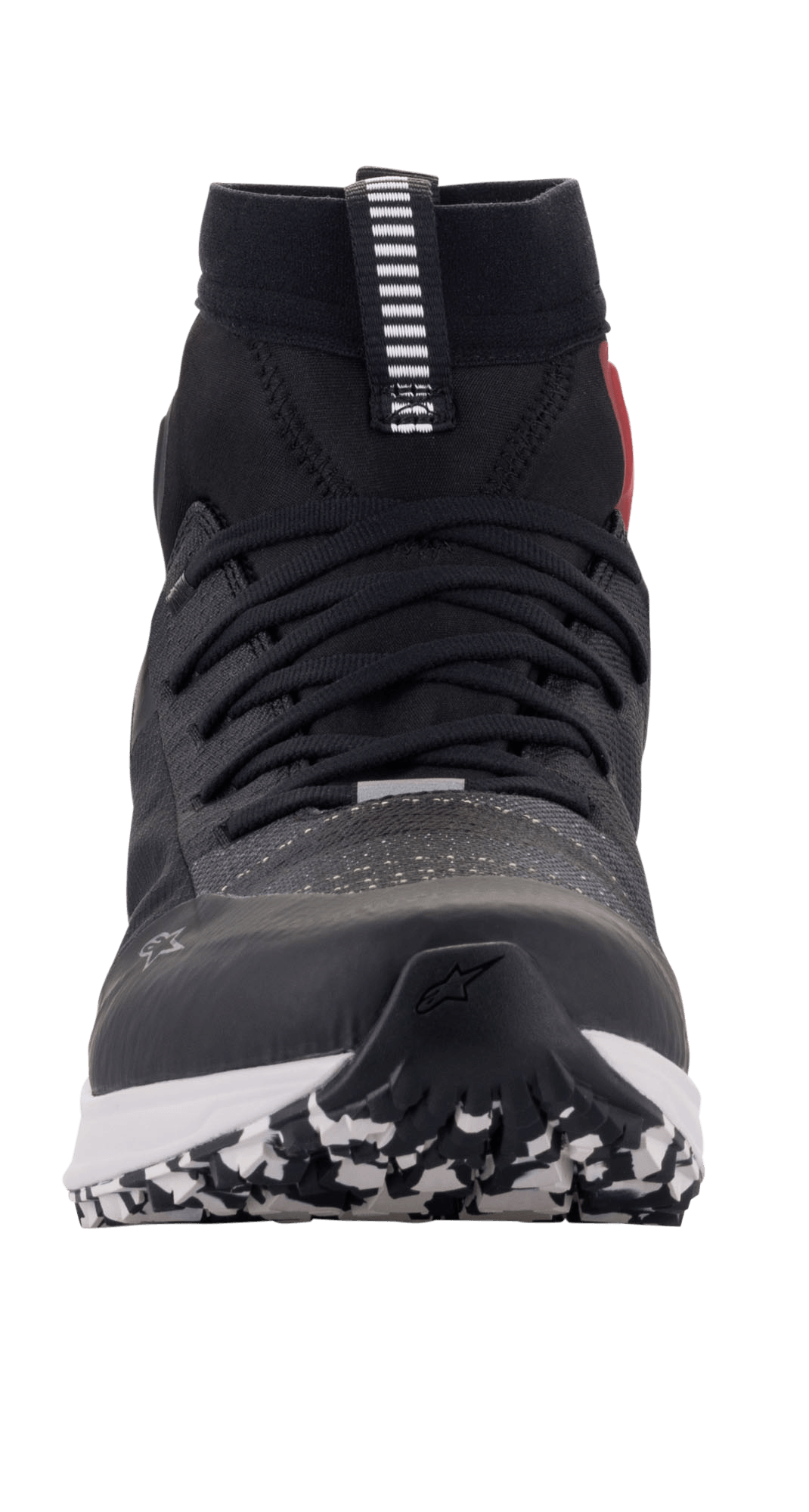 Scarpe Alpinestars Speedforce, scarpe da moto, nero, bianco e rosso, vista frontale con silhouette da scarpa da corsa, tomaia MATRYX, design a taglio alto e suola esterna con motivo grafico