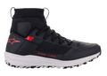 Scarpe Alpinestars Speedforce, scarpe da moto, nero, bianco e rosso, vista laterale, silhouette da scarpa da running a taglio alto con tomaia in tessuto MATRYX®, intersuola bianca, logo a stella rosso sul tallone e coordinate numeriche rosse sul lato, calzature protettive urban