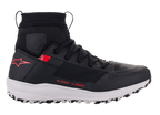 Scarpe Alpinestars Speedforce, scarpe da moto, nero, bianco e rosso, vista laterale, silhouette da scarpa da running a taglio alto con tomaia in tessuto MATRYX®, intersuola bianca, logo a stella rosso sul tallone e coordinate numeriche rosse sul lato, calzature protettive urban