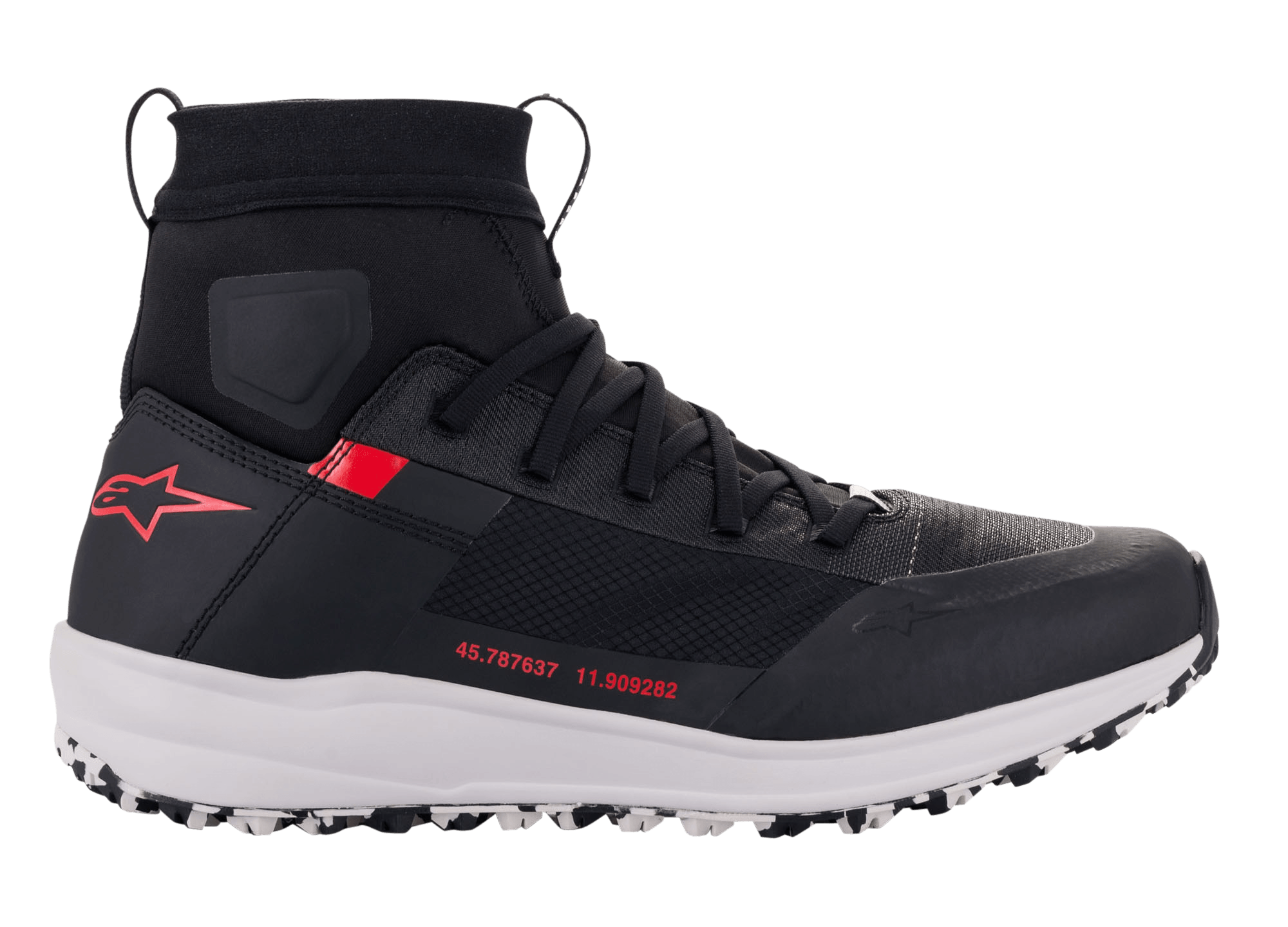 Scarpe Alpinestars Speedforce, scarpe da moto, nero, bianco e rosso, vista laterale, silhouette da scarpa da running a taglio alto con tomaia in tessuto MATRYX®, intersuola bianca, logo a stella rosso sul tallone e coordinate numeriche rosse sul lato, calzature protettive urban