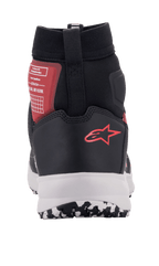 Scarpe Alpinestars Speedforce, scarpe da moto urbane in nero, bianco e rosso, vista posteriore con logo Alpinestars rosso sul tallone, intersuola bianca e supporto per la caviglia a taglio alto.