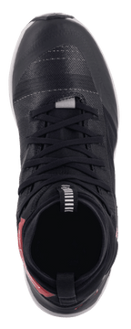 Scarpe Alpinestars Speedforce, vista dall'alto, nere con dettagli rossi sul tallone, scarpe da moto dal taglio alto con tomaia in tessuto MATRYX, lacci neri e silhouette da scarpa da running