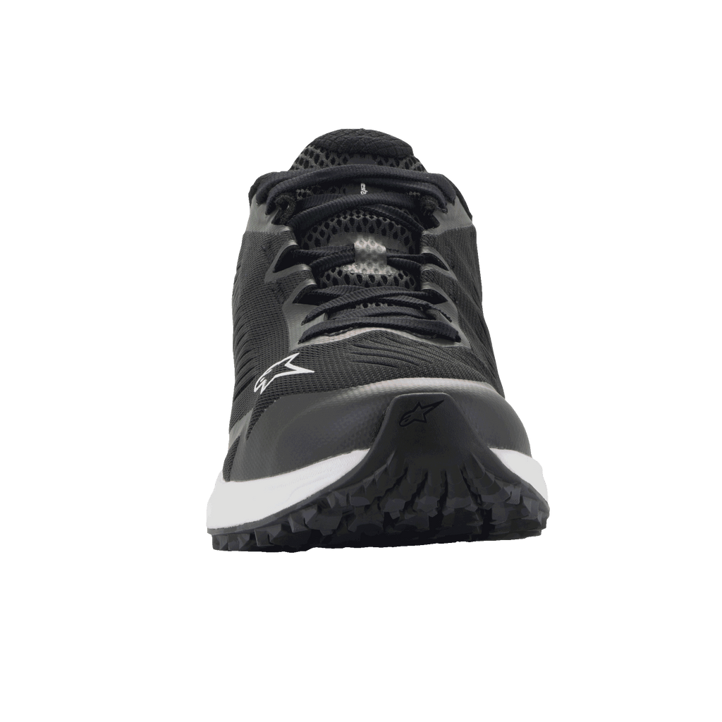 Scarpe Alpinestars Meta Road V2, scarpe sportswear, nero e bianco, vista frontale con struttura in mesh traspirante, intersuola bianca e logo Alpinestars sul lato e sulla punta, abbigliamento da lavoro leggero ispirato al motorsport